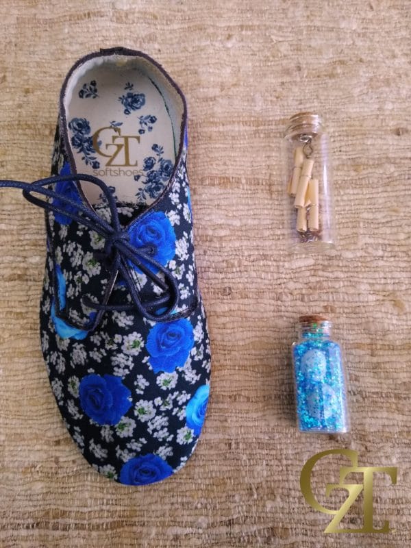 zapato de cuero floreado azul