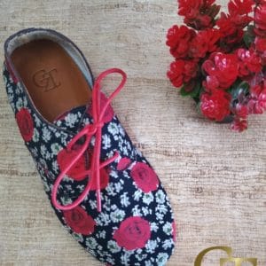 zapato de cuero floreado rojo