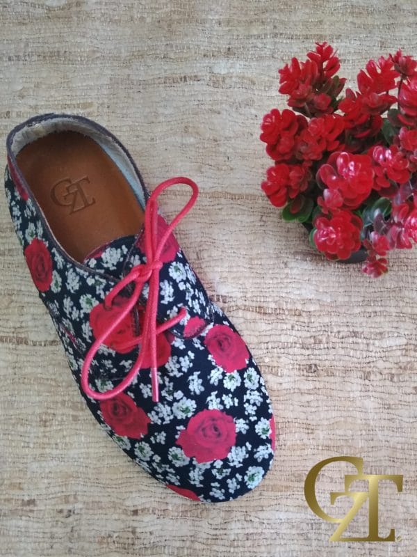 zapato de cuero floreado rojo